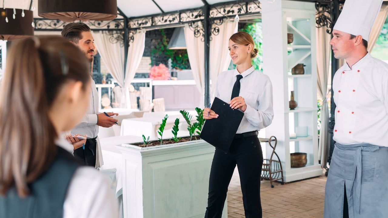F&B là gì? Tiết lộ 10 công việc chính của F&B manager chuyên nghiệp!