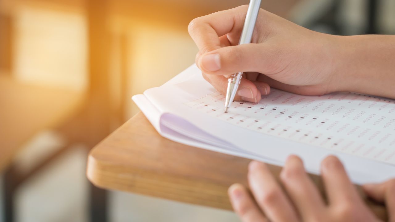 checklist triển khai chiến dịch KOC để phân tích benchmark và dữ liệu
