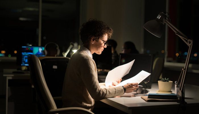 Night Shift Jobs là gì? Top việc làm ca đêm phổ biến & mức lương